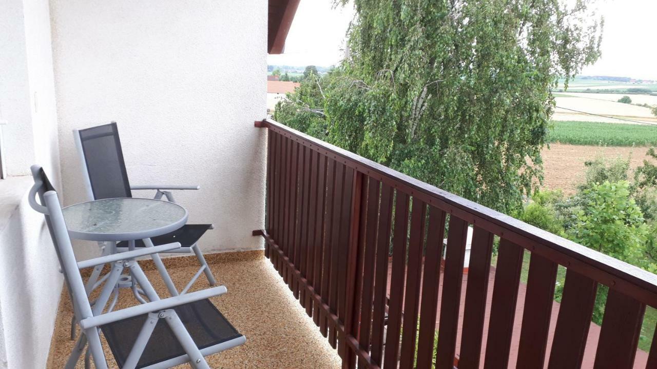 צ'רסגטומאי Feher Rozsa Apartman מראה חיצוני תמונה